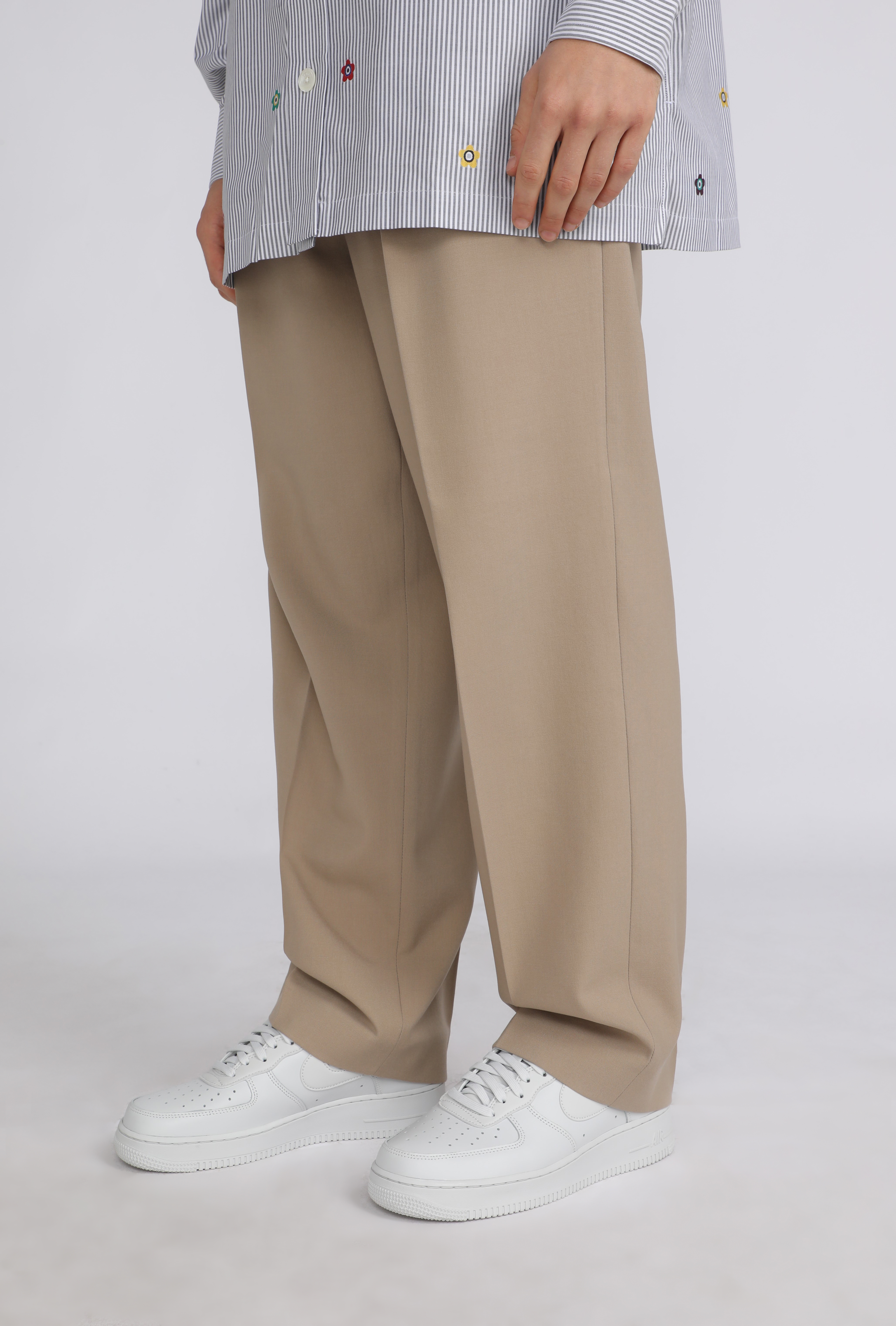 תמונת כל הלוק של נעלי סניקרס אייר פורס